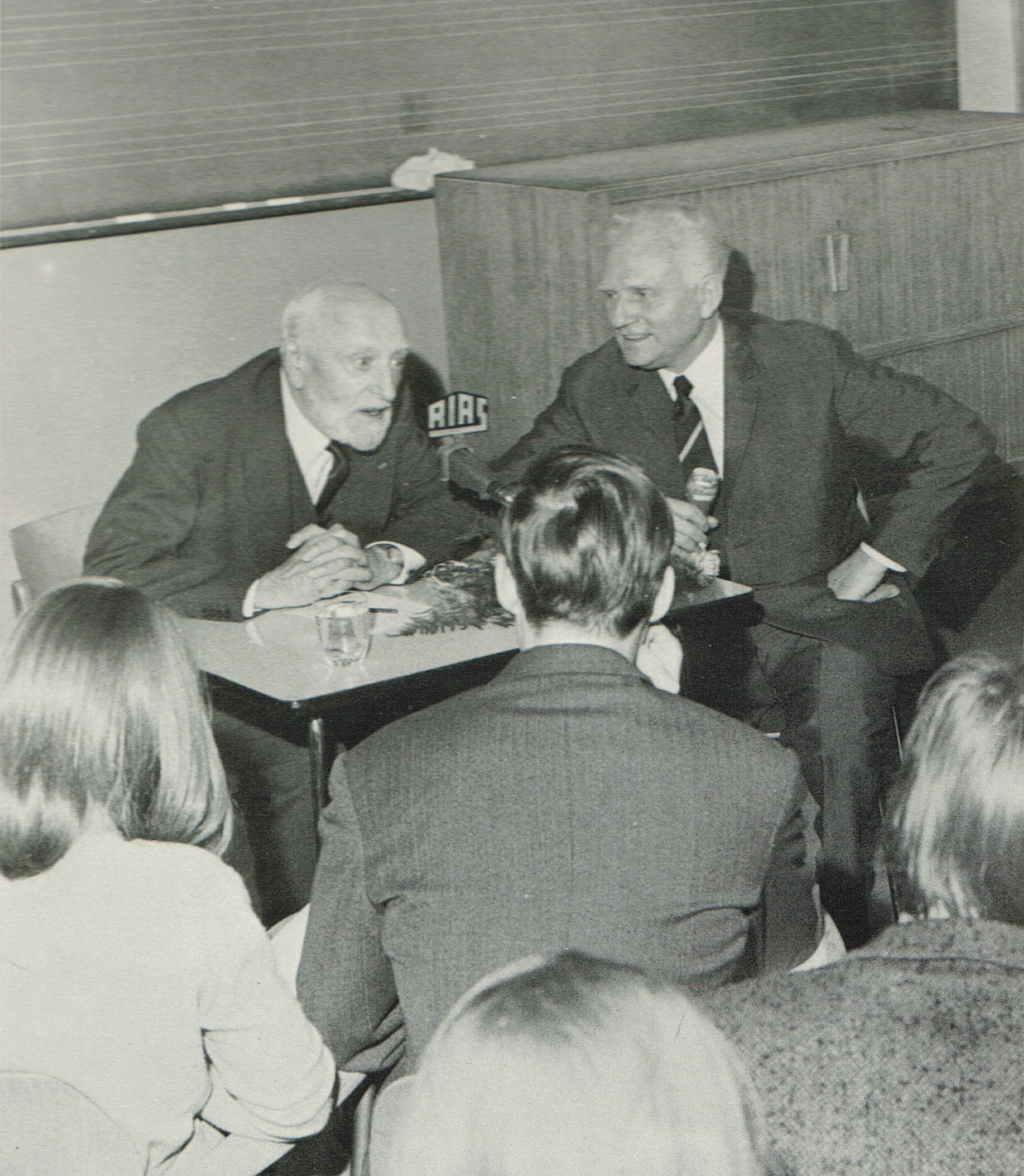 Ernest ANSERMET à Berlin, dans un studio de la RIAS, devant une assemblée de jeunes, avec leur professeur, cliquer pour une vue agrandie
